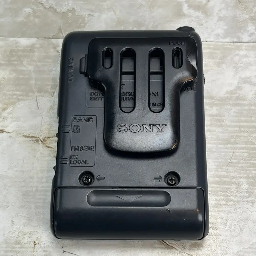 Sony SRF-39 FM/AM Walkman Portable Radio & Belt Clip W/Headphones TRH-2 Tested